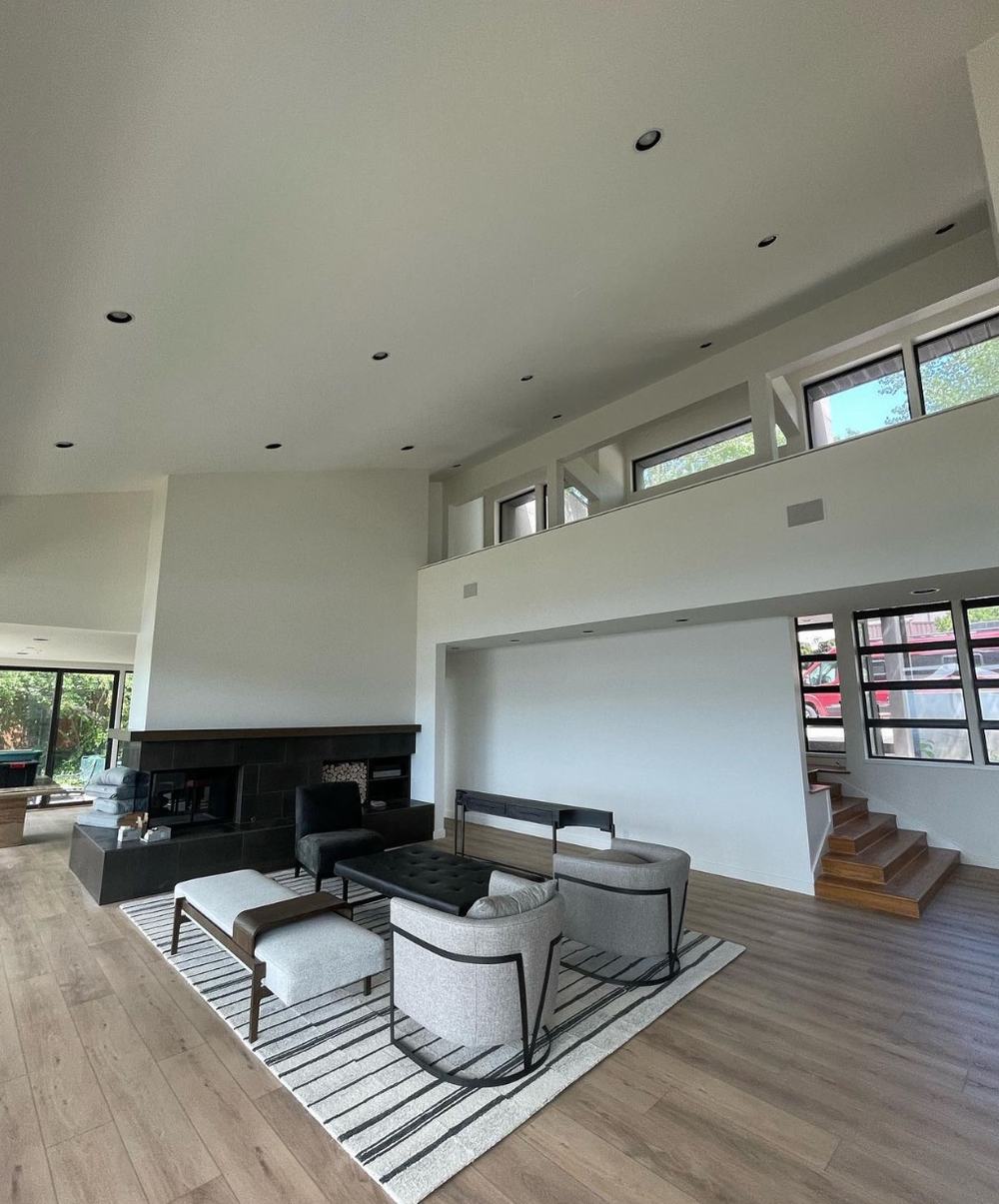 Finished modern high-ceiling living room
